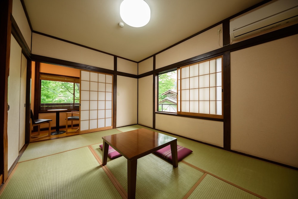 由布岳の見える和室6畳 広縁 トイレ付き 客室2 | 由布院 いよとみ