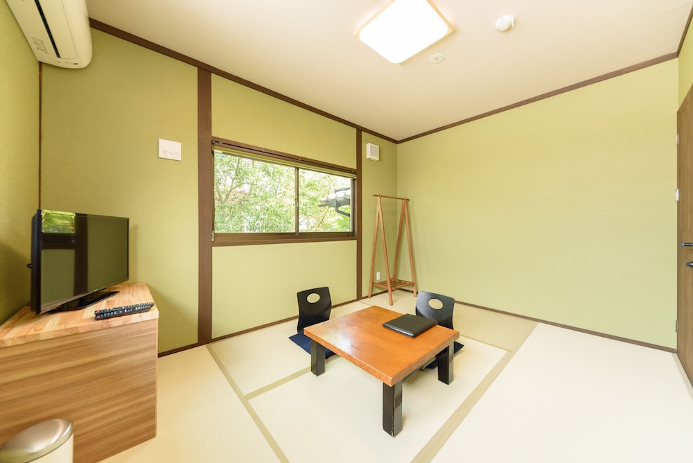 別館2階:和室6畳・トイレ共同 禁煙 客室3 | 由布院 いよとみ