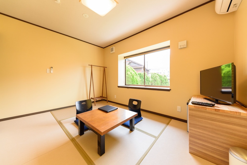 別館2階:和室6畳・トイレ共同 禁煙 客室2 | 由布院 いよとみ