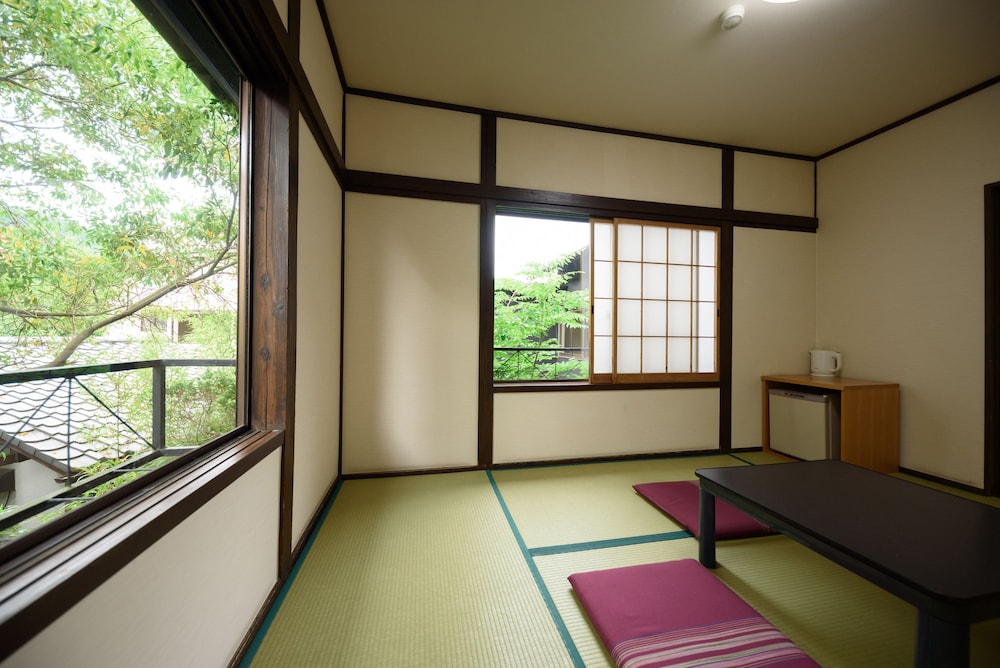 和室 6畳 共用バスルーム 客室2 | 由布院 いよとみ