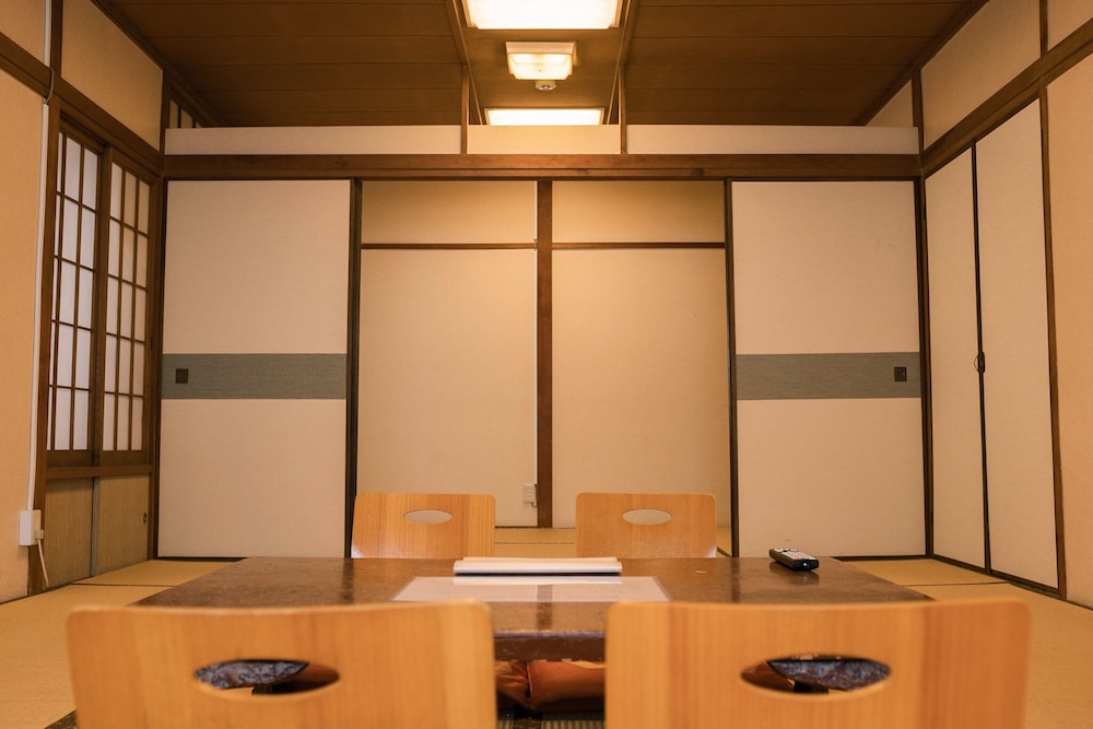 4人部屋 共用トイレ 客室6 | ゲストハウス サンライン別府