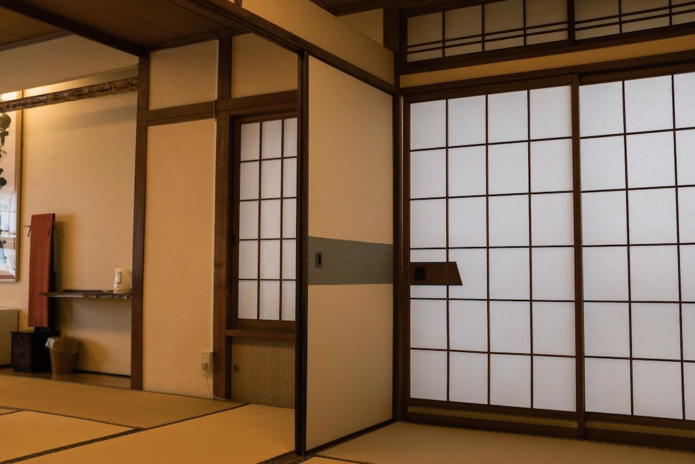 4人部屋 共用トイレ 客室1 | ゲストハウス サンライン別府