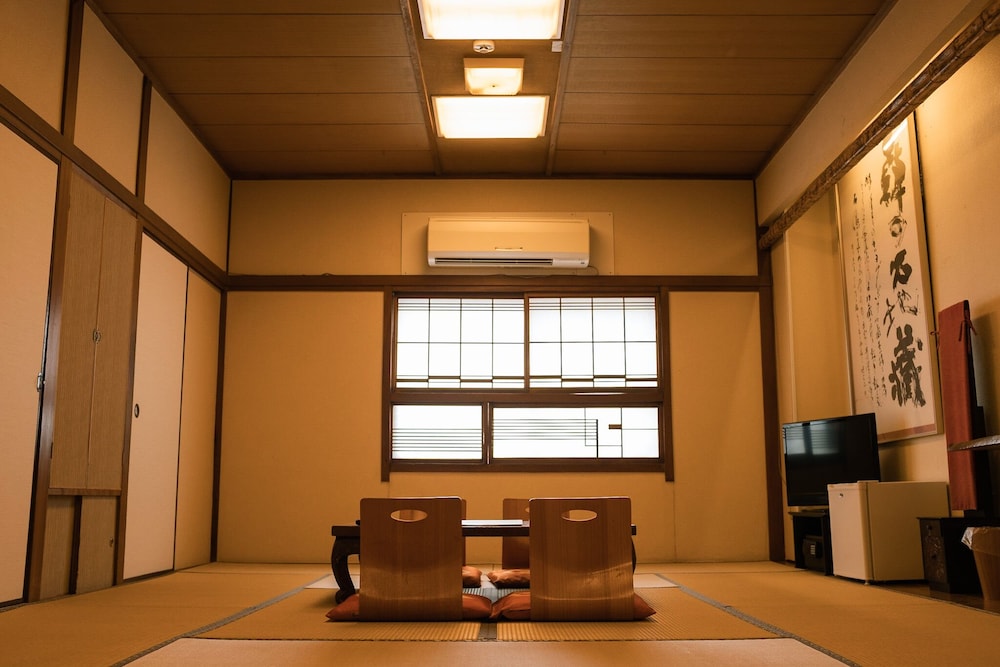 4人部屋 共用トイレ | ゲストハウス サンライン別府