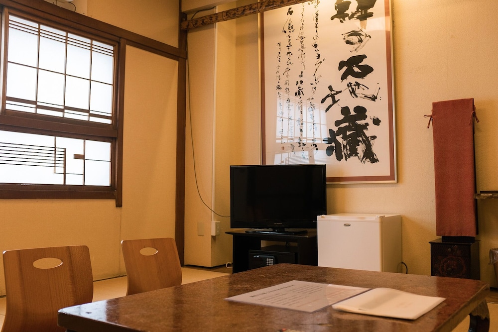 4人部屋 共用トイレ 客室3 | ゲストハウス サンライン別府