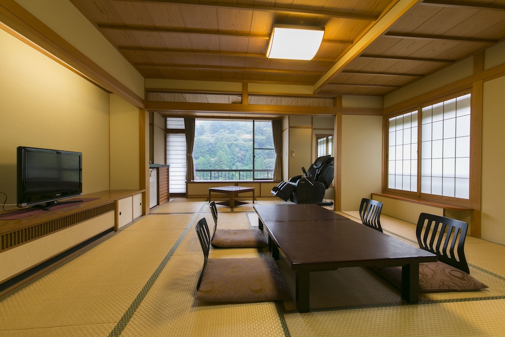 和室 12.5畳 禁煙(マッサージチェアと陶器風呂) | 鹿の湯ホテル