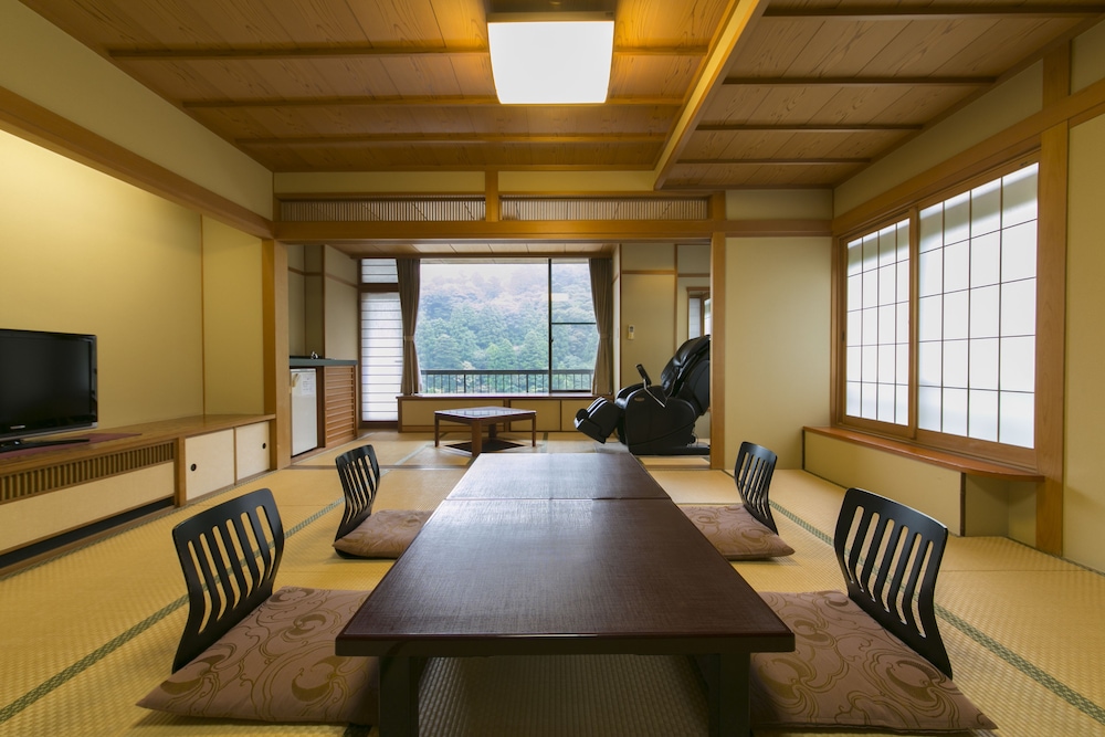 和室 12.5畳 禁煙(マッサージチェアと陶器風呂) 客室1 | 鹿の湯ホテル