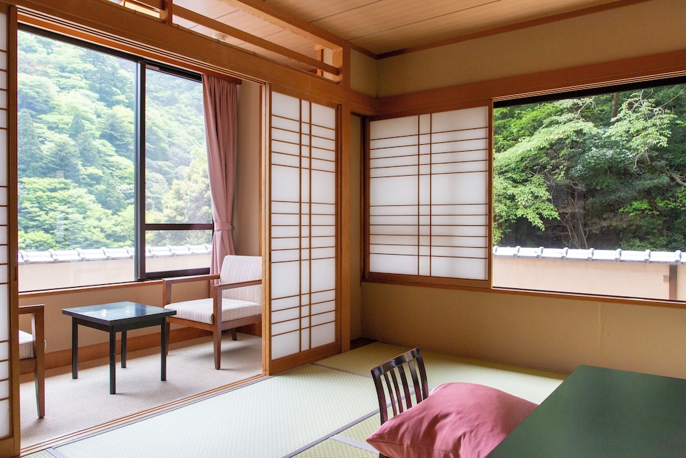 和室 12.5畳 禁煙(マッサージチェアと陶器風呂) 客室2 | 鹿の湯ホテル