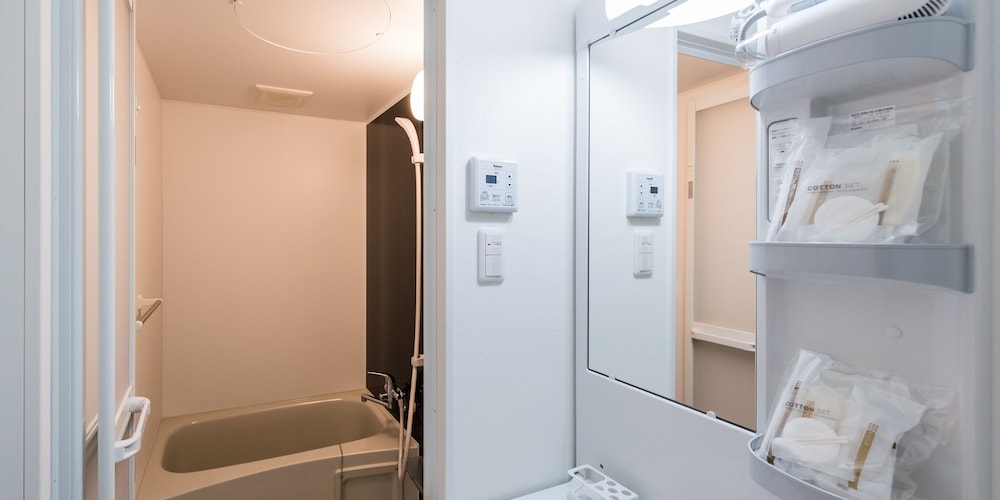 ダブルルーム ( A ) バスルーム1 | ホテルトーマス名護