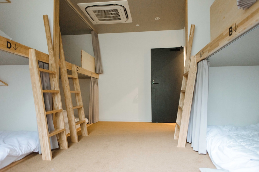 6人部屋 バス /トイレなし 客室2 | WPÜ HOTEL HAKONE