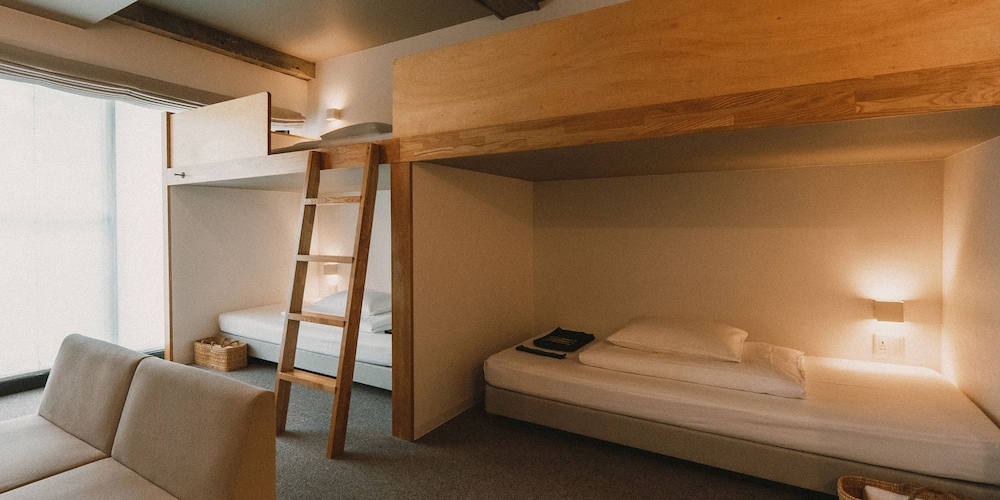 4 人部屋 専用バスルーム | WPÜ HOTEL HAKONE