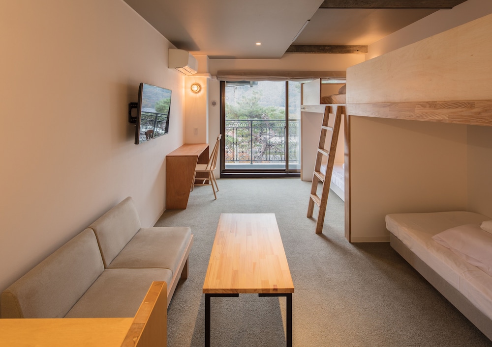 4 人部屋 専用バスルーム | WPÜ HOTEL HAKONE