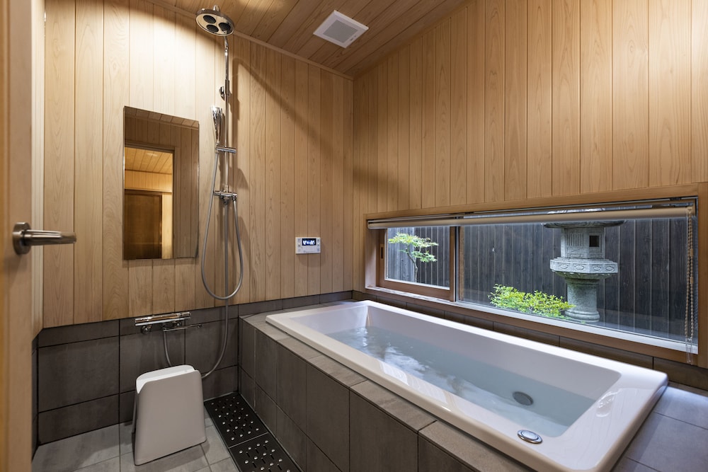 町屋 （7名） バスルーム1 | 鈴 プレミアム町家　薫風