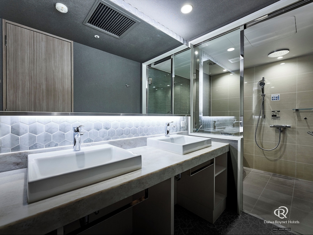 [ジュニアスイート] シモンズ社製ベッド幅110cmx2台、97cmx2台(禁煙) バスルーム1 | ダイワロイネットホテル 西新宿PREMIER