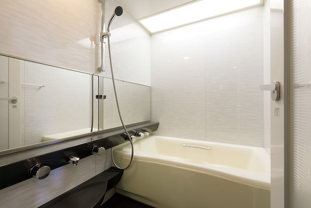 デラックス ツインルーム バスルーム1 | 京都山科 ホテル山楽