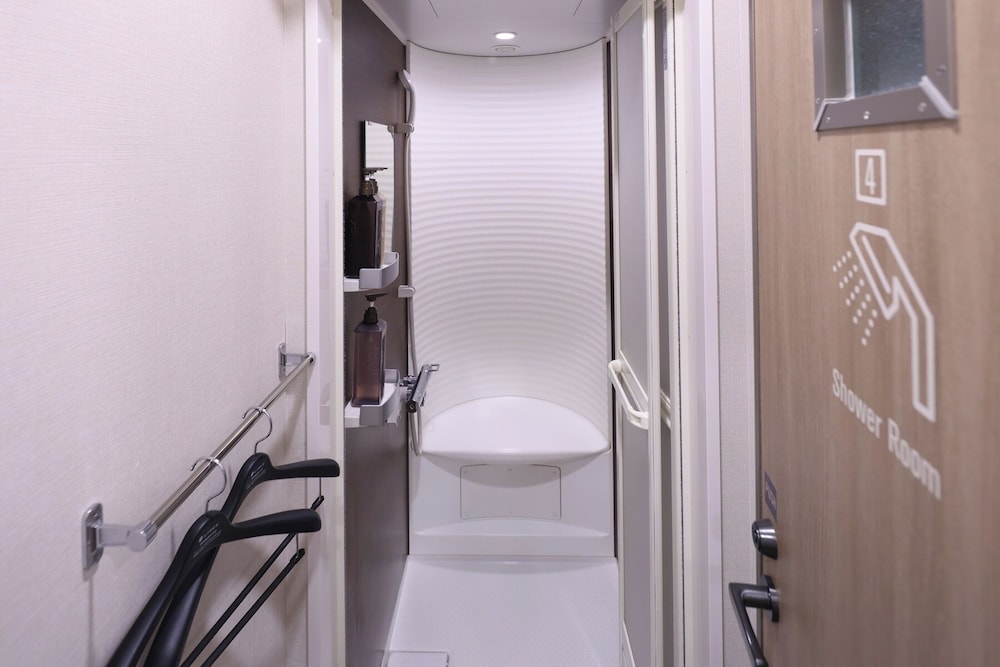 女性専用ツインキャビン（上段・下段） バスルームのシャワー0 | global cabin 横浜中華街