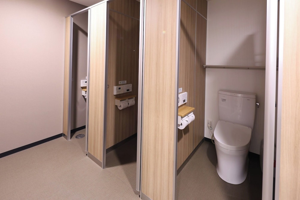 女性専用ツインキャビン（上段・下段） バスルームの設備1 | global cabin 横浜中華街