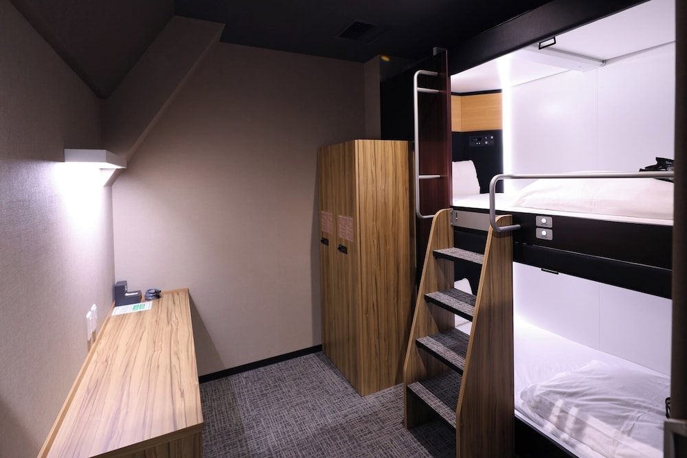女性専用ツインキャビン（上段・下段） 客室2 | global cabin 横浜中華街