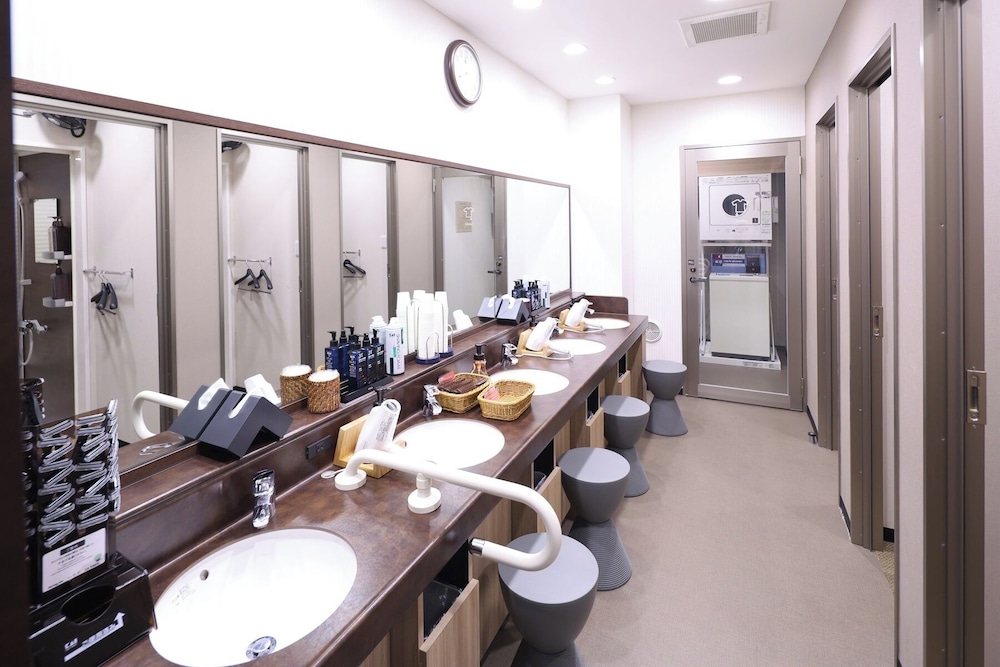 女性専用ツインキャビン（上段・下段） バスルームの設備0 | global cabin 横浜中華街