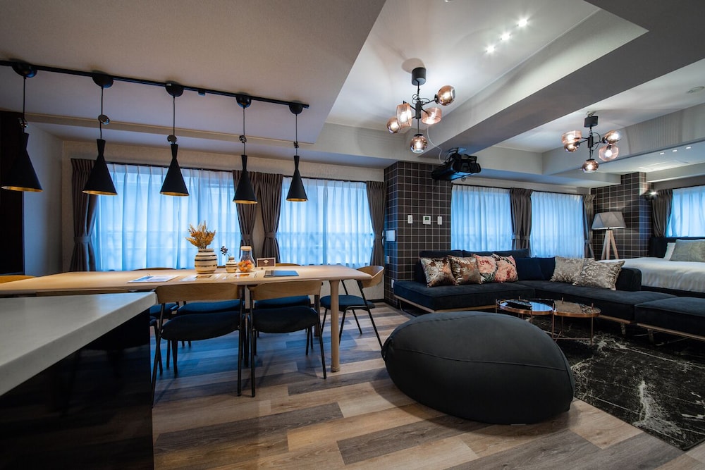 シアターラグジュアリールーム 禁煙 客室内のダイニングエリア1 | Sapporo Stay Nakajima Park