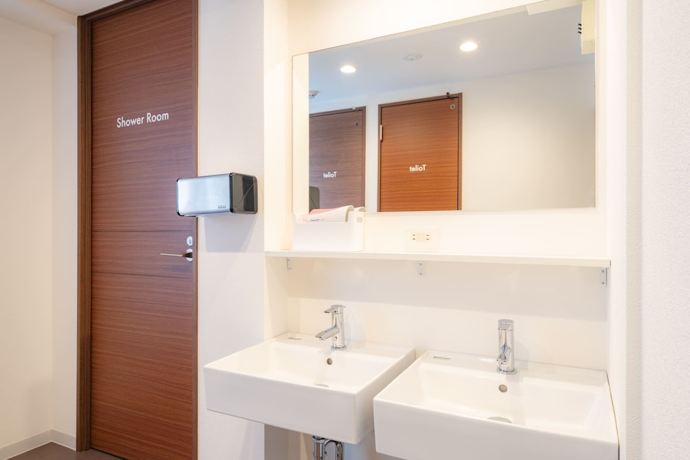 ベーシック トリプルルーム 共用バスルーム (1 Double Bed and 1 Sofa Bed) バスルーム1 | GRAND HOSTEL LDK 大通公園 (旧 THE STAY SAPPORO ANNEX)
