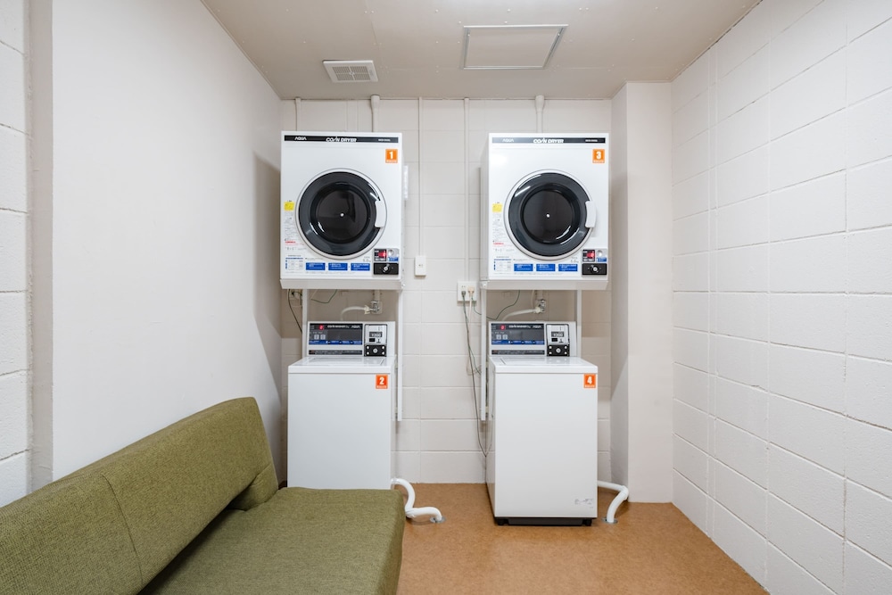 ベーシック トリプルルーム 共用バスルーム (1 Double Bed and 1 Sofa Bed) 客室1 | GRAND HOSTEL LDK 大通公園 (旧 THE STAY SAPPORO ANNEX)
