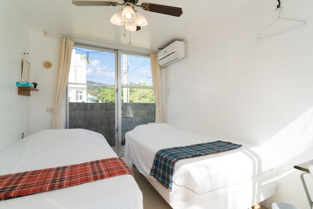 ツインルーム 共用バスルーム 客室4 | ハナムロ イン 阿嘉島