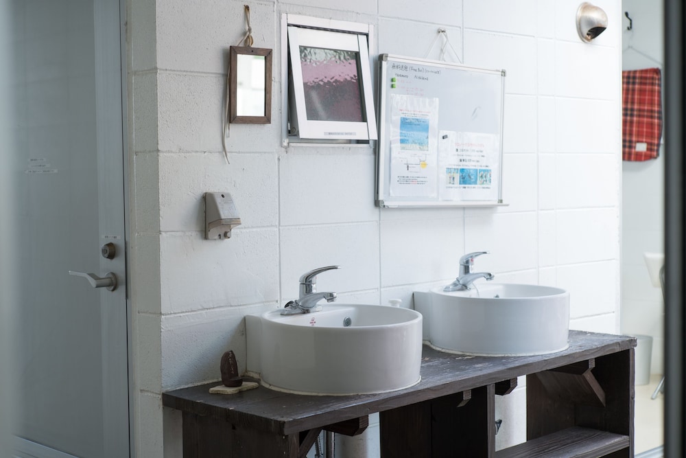 ツインルーム 共用バスルーム バスルームのシンク0 | ハナムロ イン 阿嘉島