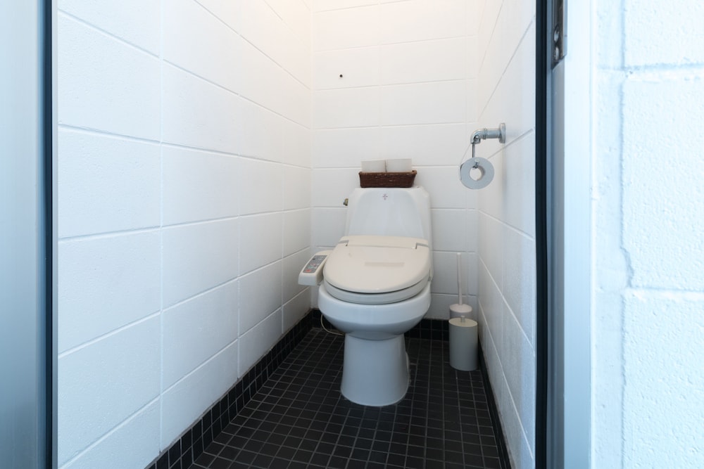 ツインルーム 共用バスルーム バスルーム0 | ハナムロ イン 阿嘉島