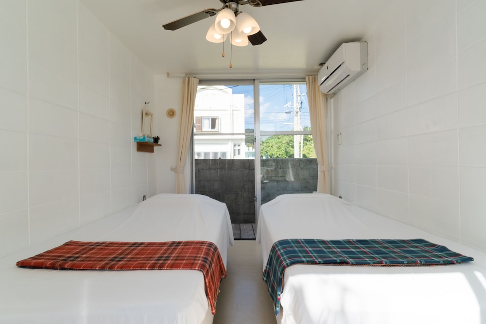 ツインルーム 共用バスルーム 客室3 | ハナムロ イン 阿嘉島