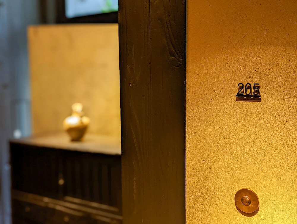 新館205:坪庭ビュー 半露天風呂 デラックス キングベッド | そわか SOWAKA