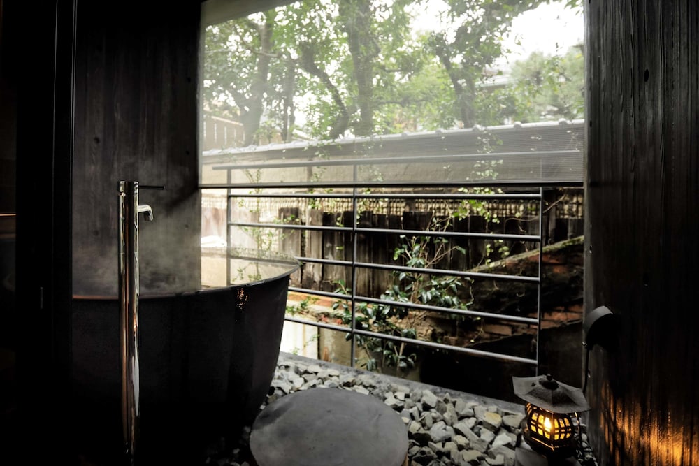 新館203:ガーデンビュー半露天風呂デラックス キングベッド | そわか SOWAKA