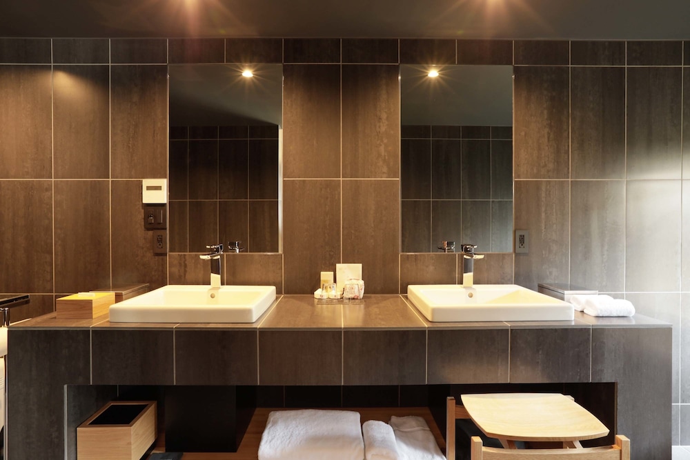 新館206:スーペリアルーム バルコニー付き 中庭ビュー クイーンベッド 客室2 | そわか SOWAKA