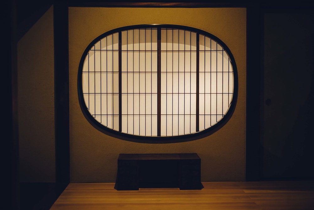 本館107:名栗壁 (なぐりかべ) デラックス ツイン | そわか SOWAKA