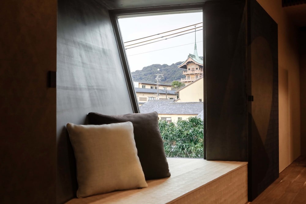 新館211:坪庭ビューバス東山ビューデラックス キングベッド 部屋からの景観0 | そわか SOWAKA