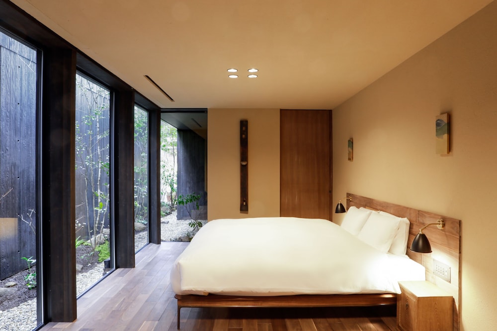 新館208:坪庭ビュー 縁側付デラックス キングベッド | そわか SOWAKA