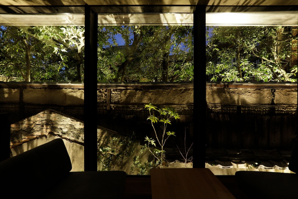 新館203:ガーデンビュー半露天風呂デラックス キングベッド 客室2 | そわか SOWAKA