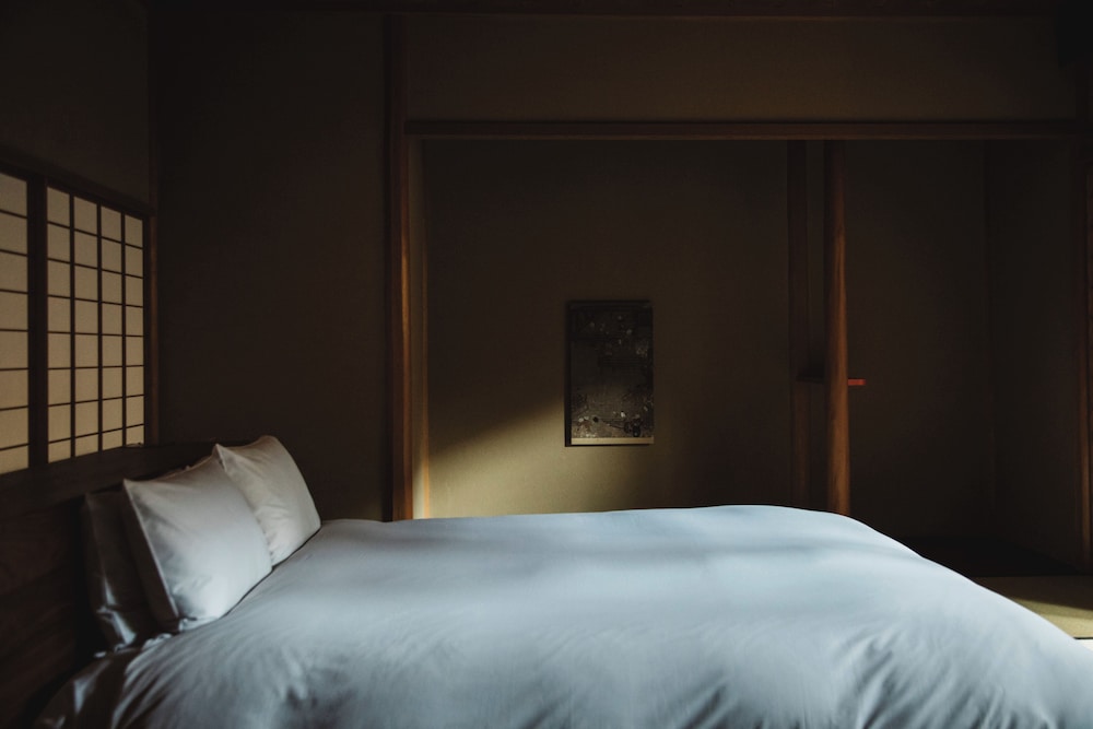 本館101:プライベートガーデン付デラックス クイーンベッド 客室4 | そわか SOWAKA