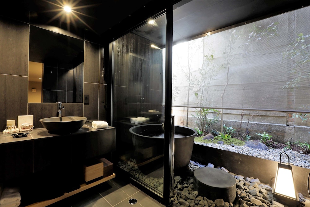 新館201:坪庭ビュー 半露天風呂 デラックス キングベッド バスルーム0 | そわか SOWAKA