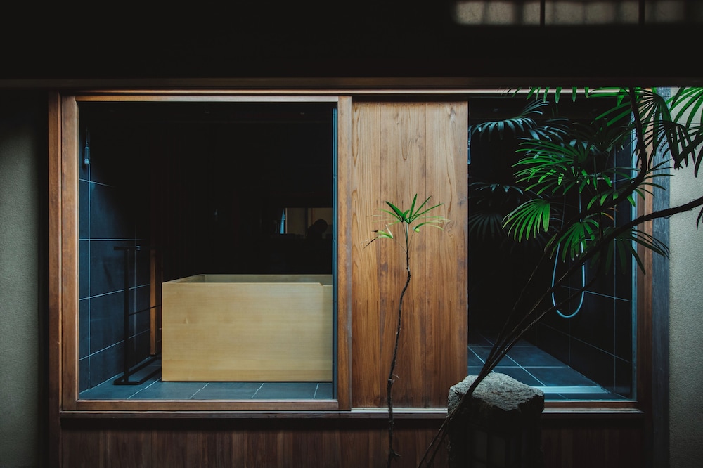 本館101:プライベートガーデン付デラックス クイーンベッド 客室3 | そわか SOWAKA