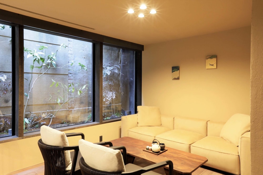 新館201:坪庭ビュー 半露天風呂 デラックス キングベッド | そわか SOWAKA