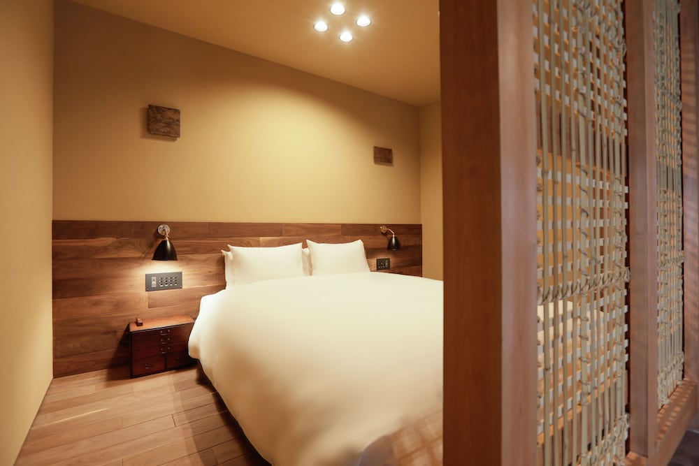 新館206:スーペリアルーム バルコニー付き 中庭ビュー クイーンベッド 客室1 | そわか SOWAKA