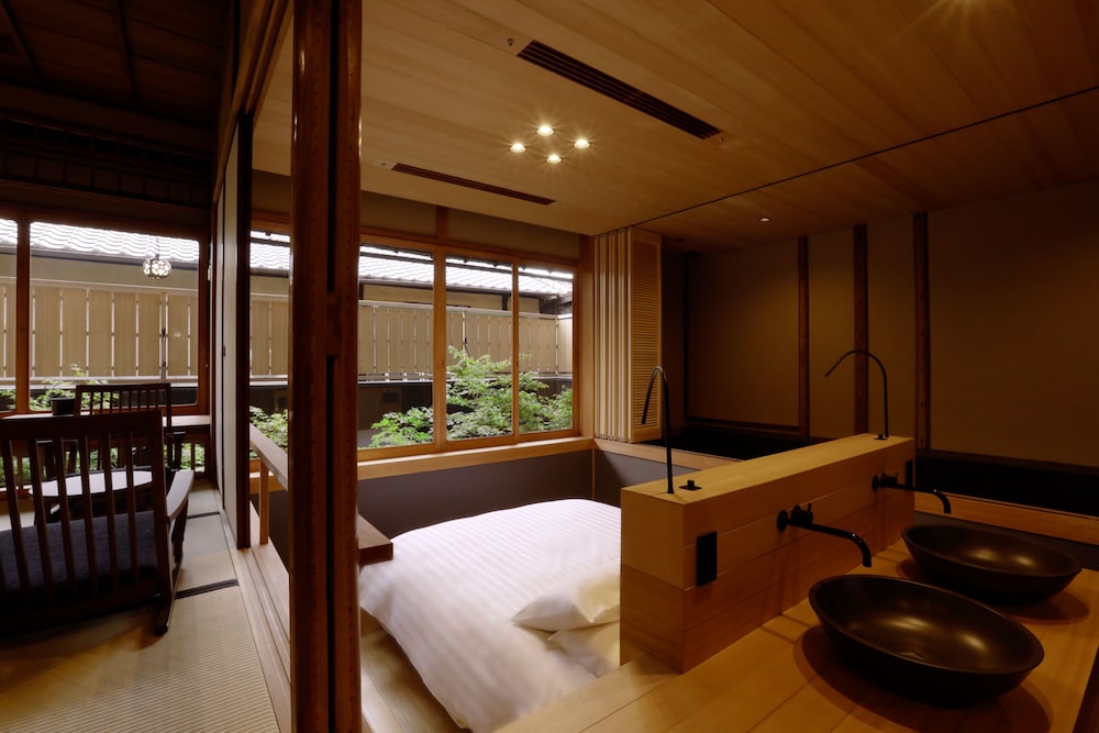 本館105:スキップフロア スーペリア クイーンベッド 客室8 | そわか SOWAKA