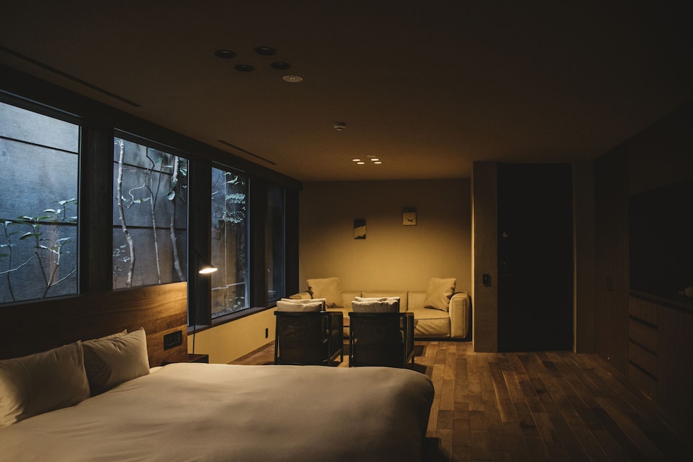 新館201:坪庭ビュー 半露天風呂 デラックス キングベッド 客室2 | そわか SOWAKA