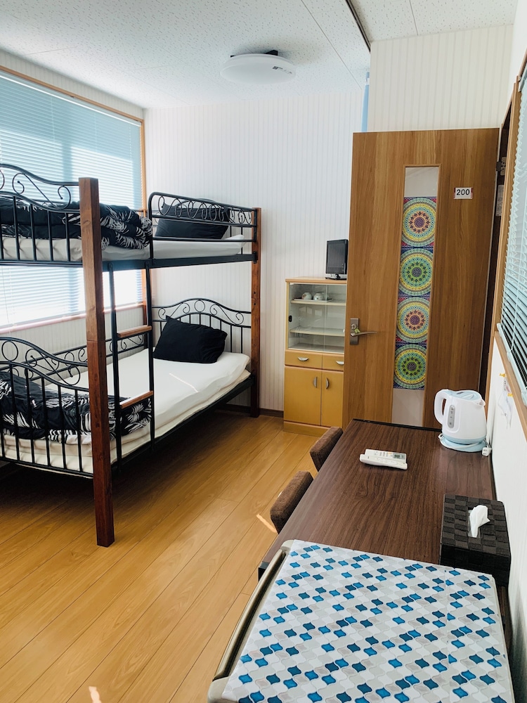 エコノミー 4 人部屋 禁煙 共用バスルーム 客室1 | villageBFH - ホステル