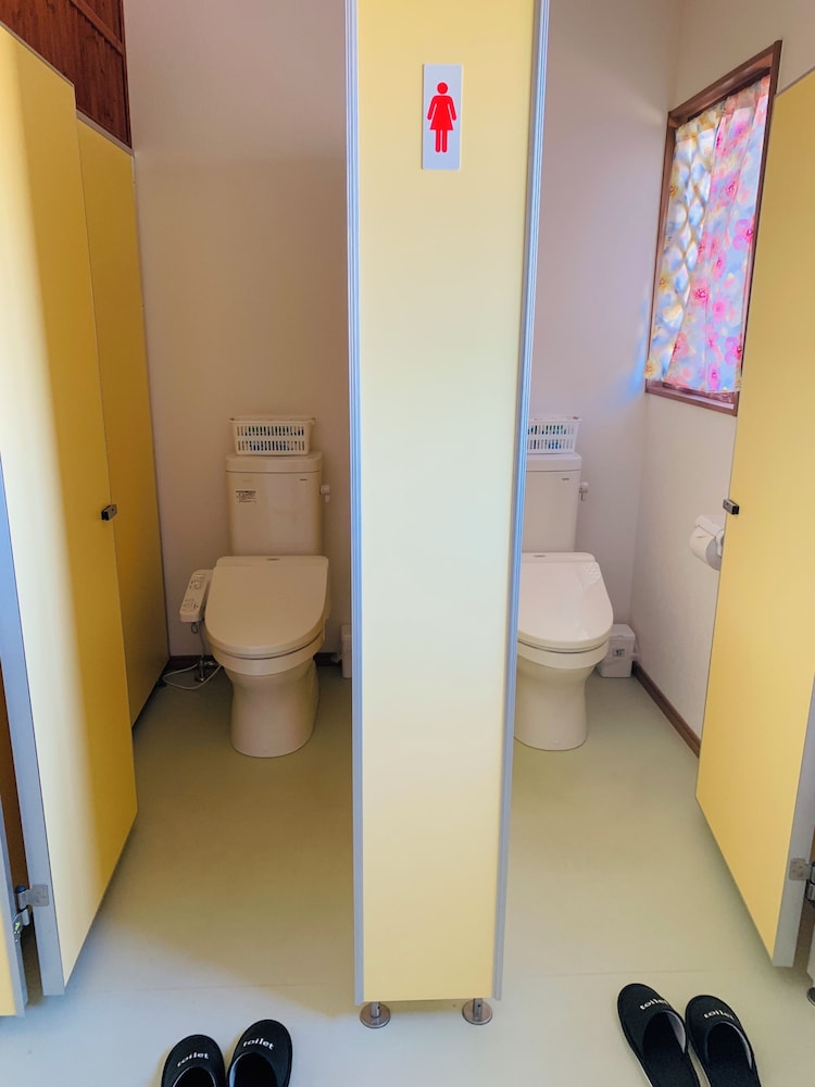 エコノミー 4 人部屋 禁煙 共用バスルーム バスルーム1 | villageBFH - ホステル