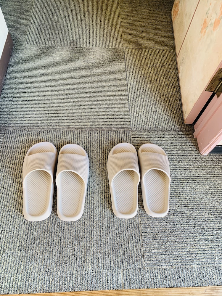 エコノミー ダブルルーム リビング エリア3 | villageBFH - ホステル