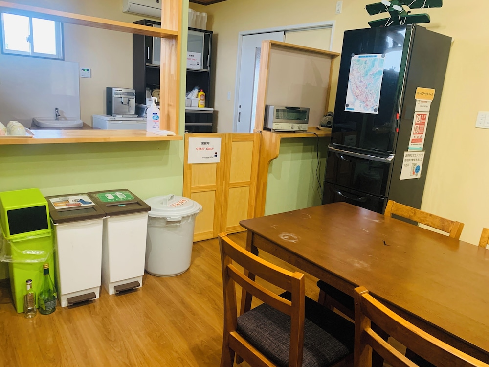 エコノミー 4 人部屋 禁煙 共用バスルーム リビング エリア2 | villageBFH - ホステル