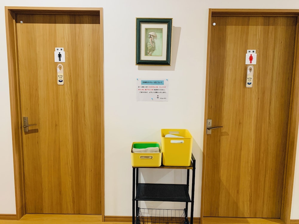 エコノミー 4 人部屋 禁煙 共用バスルーム バスルーム2 | villageBFH - ホステル