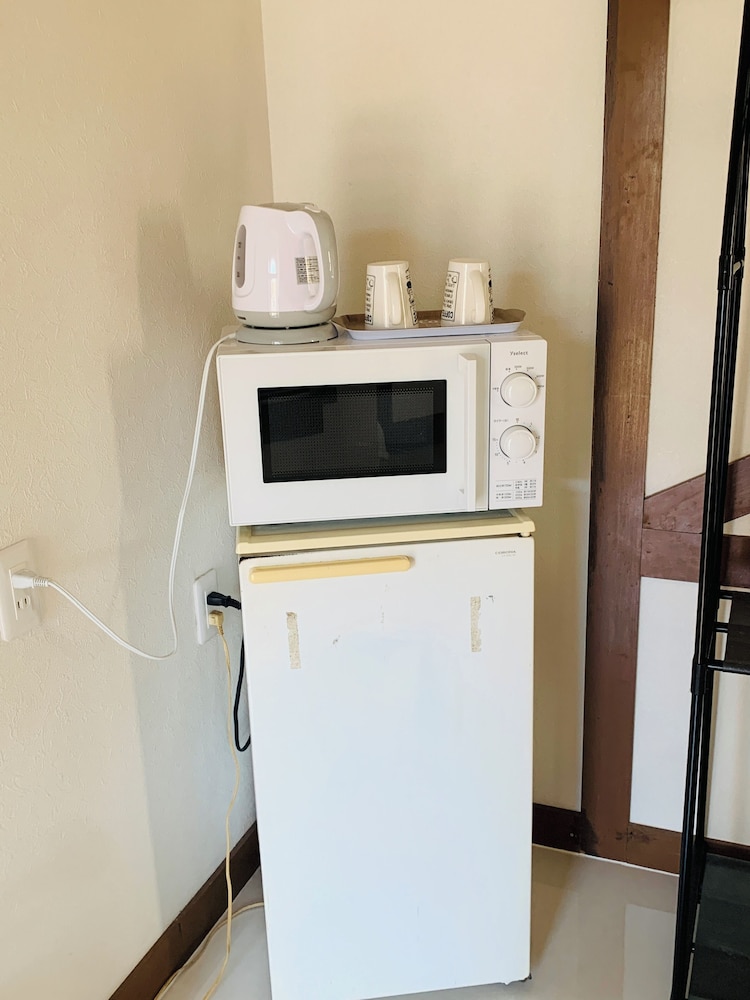 エコノミー ダブルルーム リビング エリア2 | villageBFH - ホステル