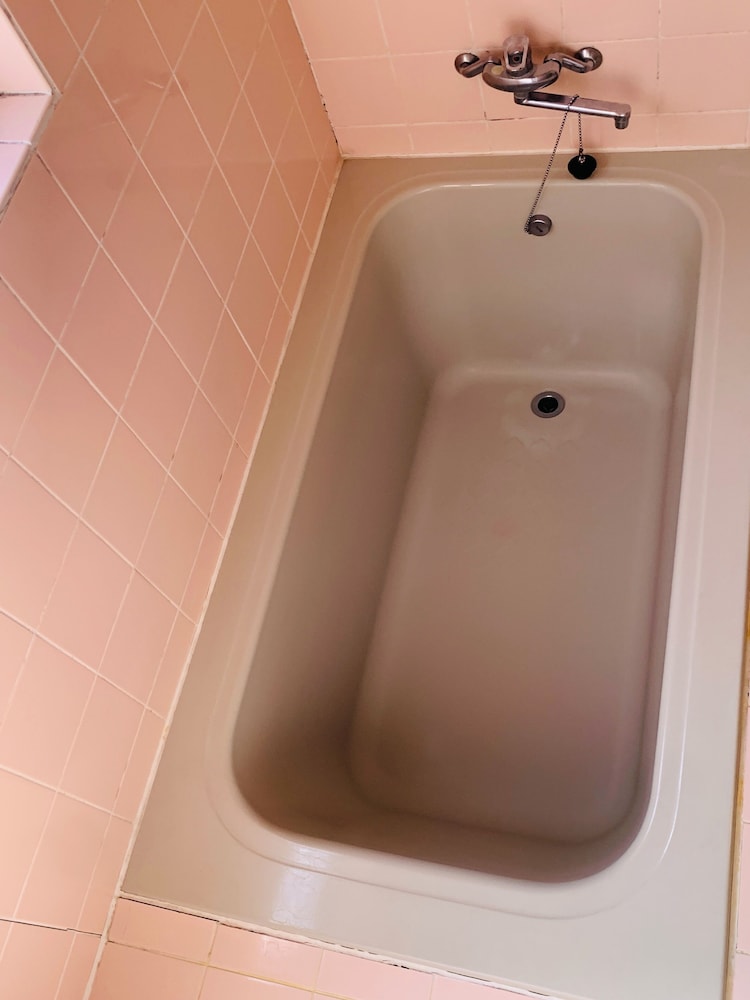 エコノミー ダブルルーム バスルーム3 | villageBFH - ホステル